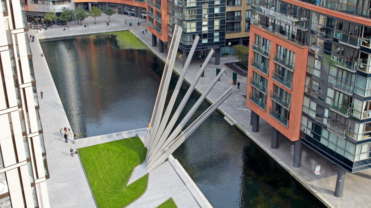 Brown and White Concrete Building Beside River During Daytime. Wallpaper in 1280x720 Resolution