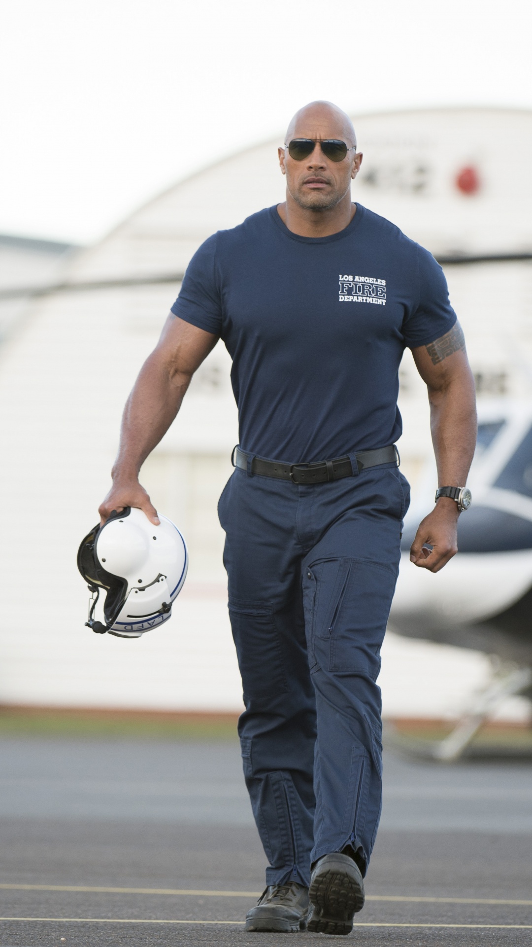 Mann in Blauem T-Shirt Mit Rundhalsausschnitt Und Brauner Hose, Der Tagsüber Basketball Hält. Wallpaper in 1080x1920 Resolution