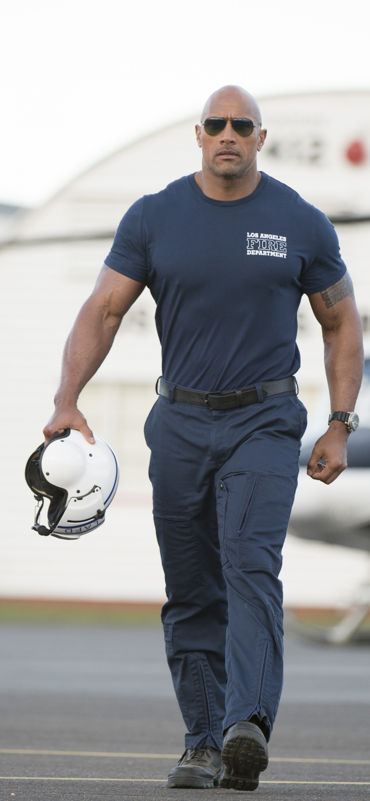 Mann in Blauem T-Shirt Mit Rundhalsausschnitt Und Brauner Hose, Der Tagsüber Basketball Hält. Wallpaper in 1242x2688 Resolution