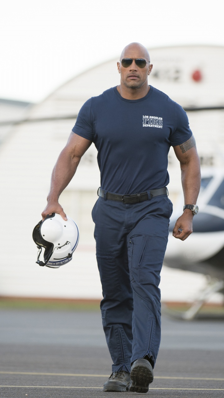 Mann in Blauem T-Shirt Mit Rundhalsausschnitt Und Brauner Hose, Der Tagsüber Basketball Hält. Wallpaper in 720x1280 Resolution