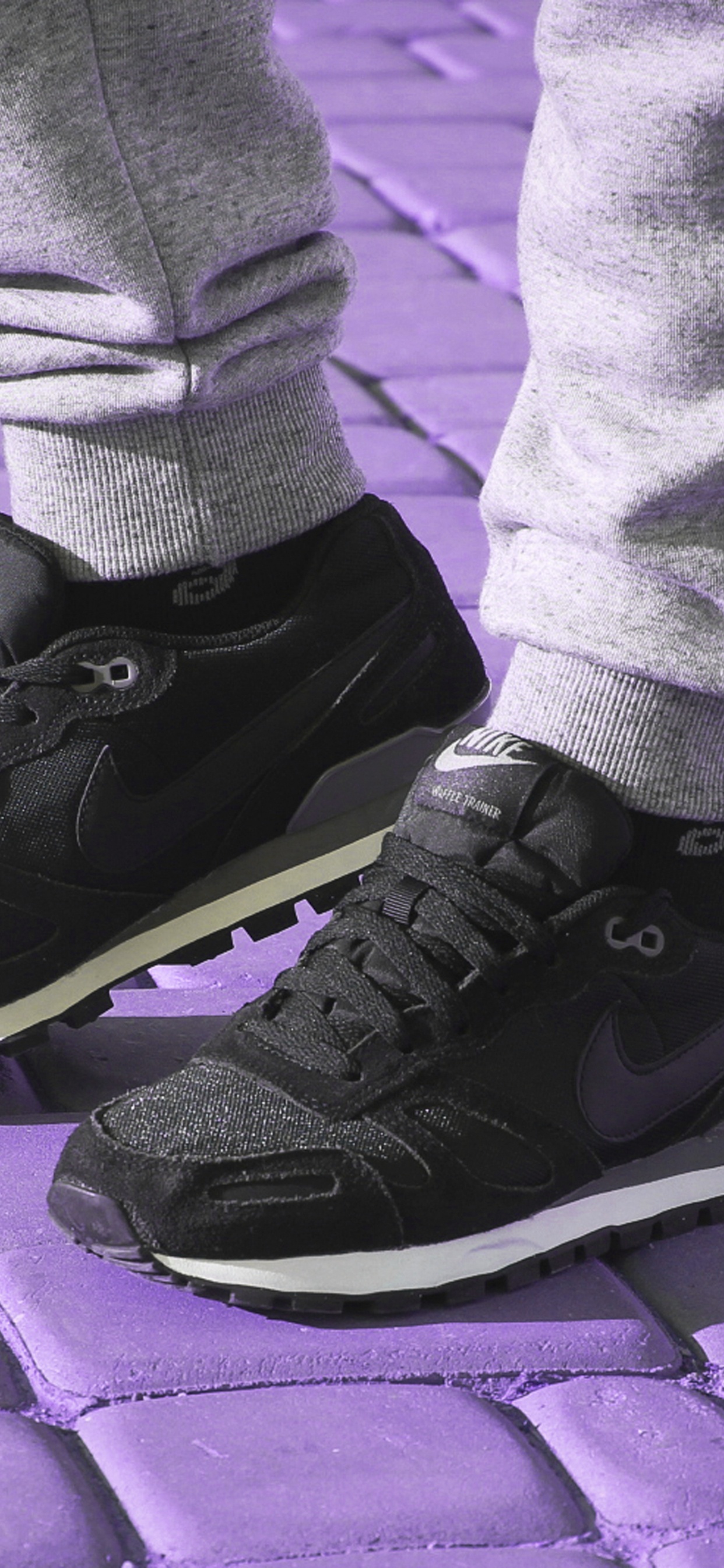 Persona en Pantalones Grises Vistiendo Zapatillas Nike Negras. Wallpaper in 1242x2688 Resolution