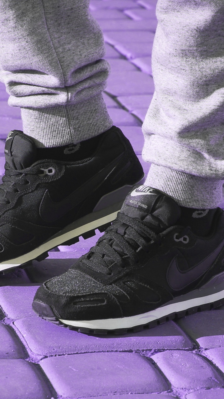 Persona en Pantalones Grises Vistiendo Zapatillas Nike Negras. Wallpaper in 720x1280 Resolution