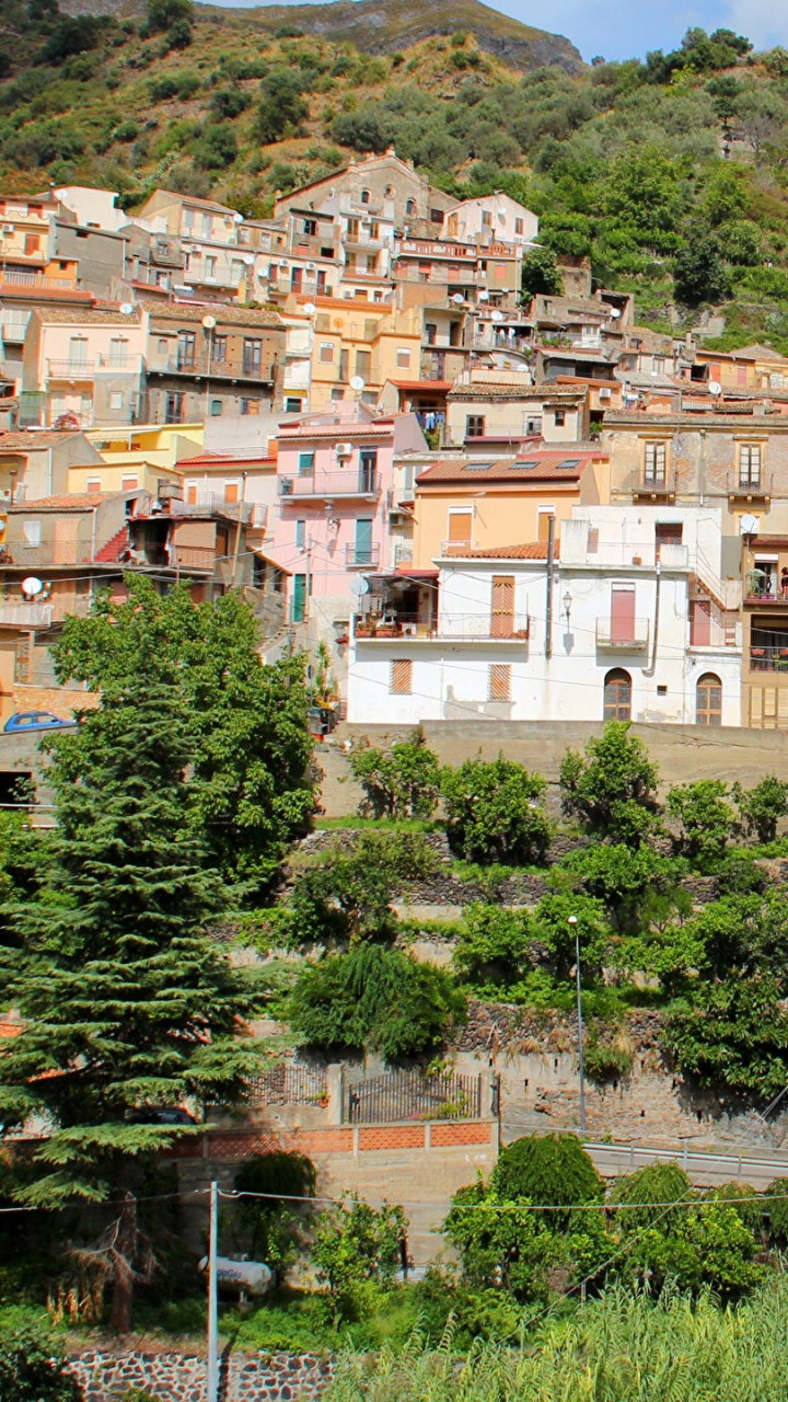 Edificios de Hormigón Blanco y Marrón Cerca de Árboles Verdes Durante el Día. Wallpaper in 720x1280 Resolution
