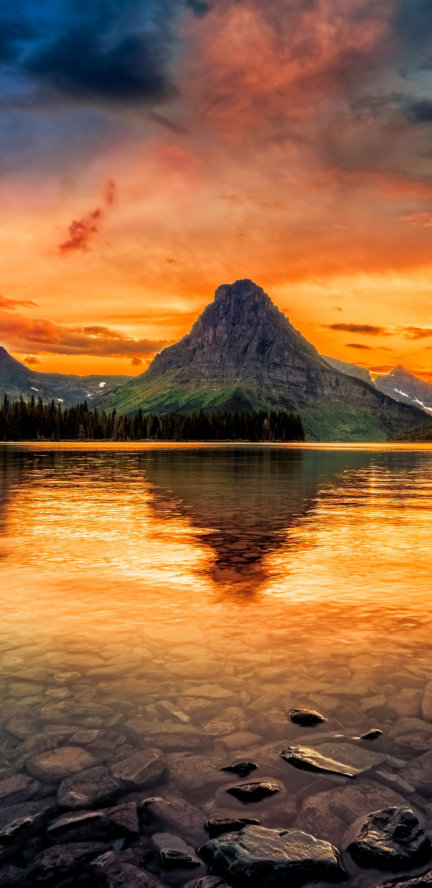 Plan D'eau Près de la Montagne au Coucher du Soleil. Wallpaper in 1440x2960 Resolution