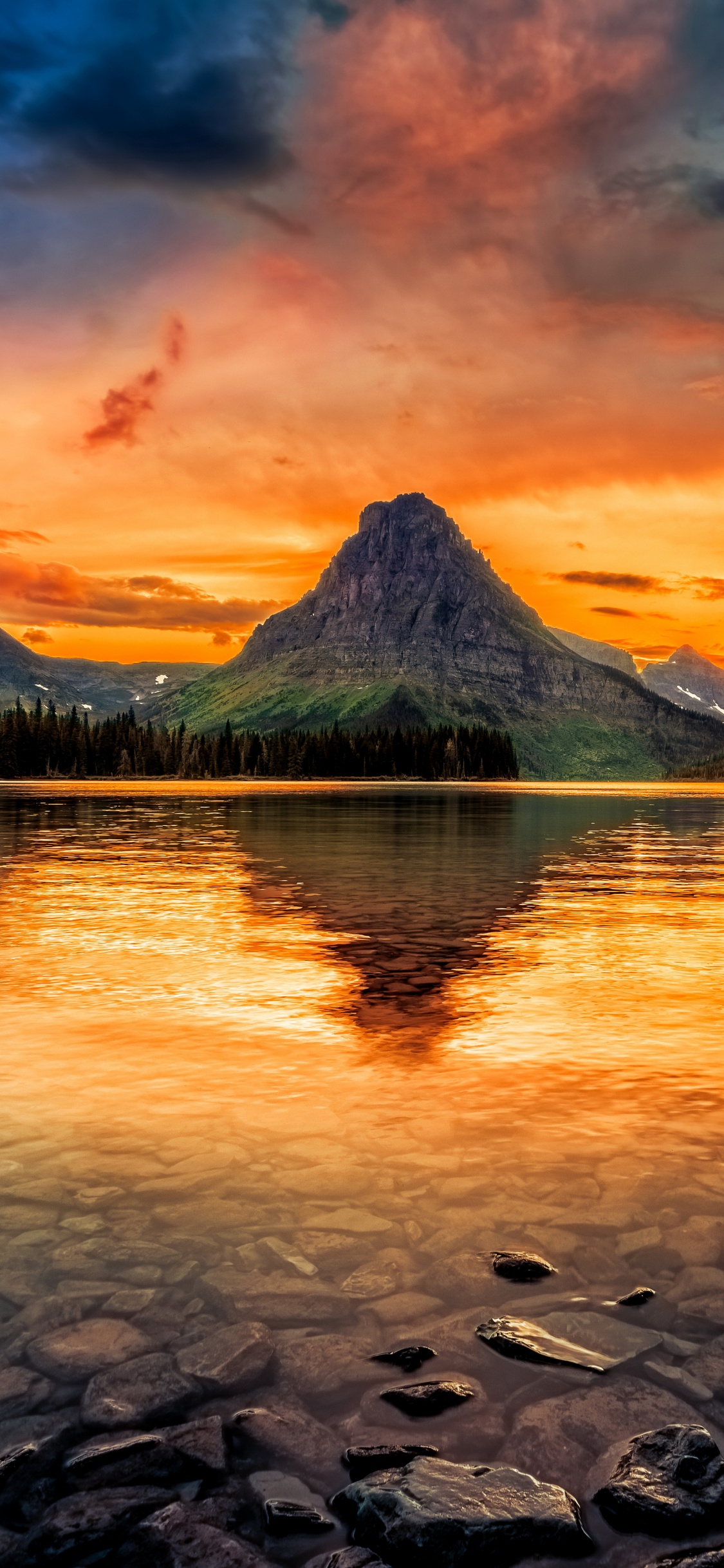 Gewässer in Der Nähe Des Berges Bei Sonnenuntergang. Wallpaper in 1125x2436 Resolution