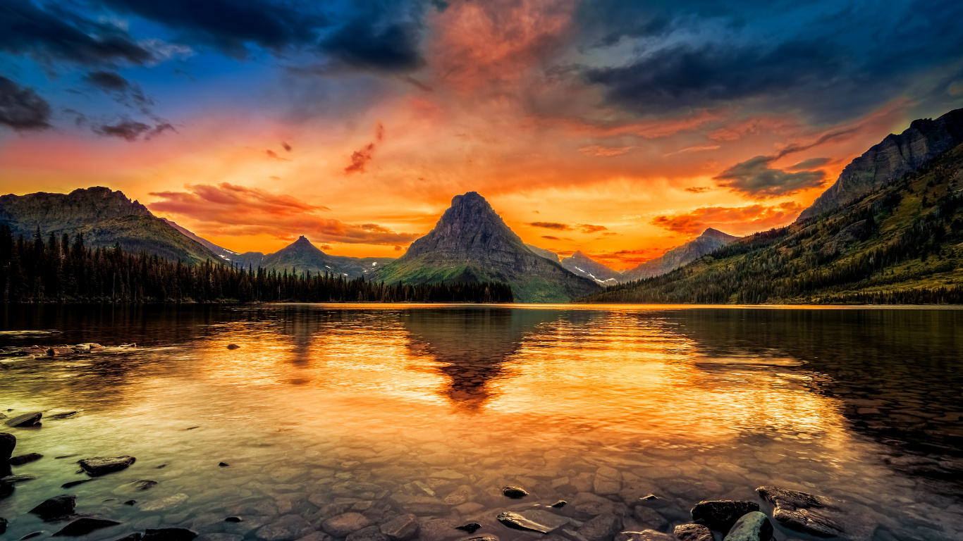 Gewässer in Der Nähe Des Berges Bei Sonnenuntergang. Wallpaper in 1366x768 Resolution