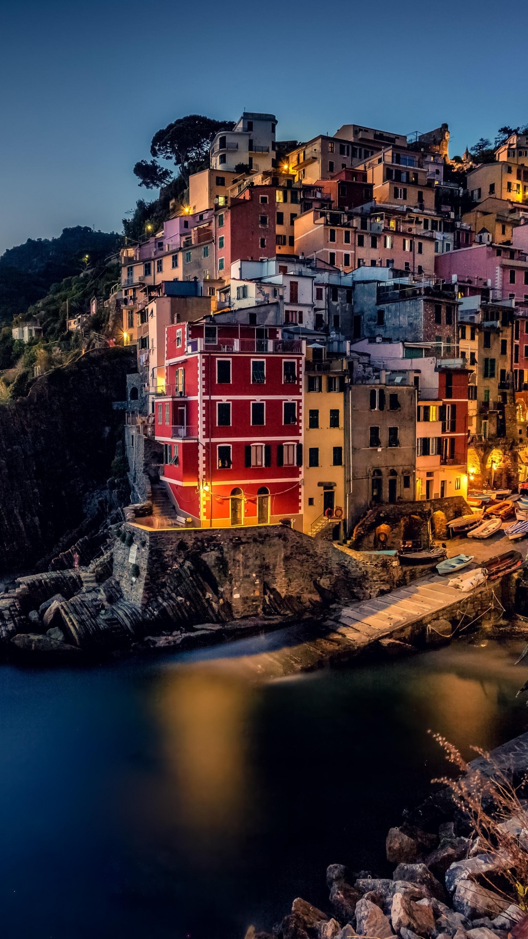 Edificio de Hormigón Blanco y Marrón Cerca Del Cuerpo de Agua Durante el Día. Wallpaper in 1080x1920 Resolution