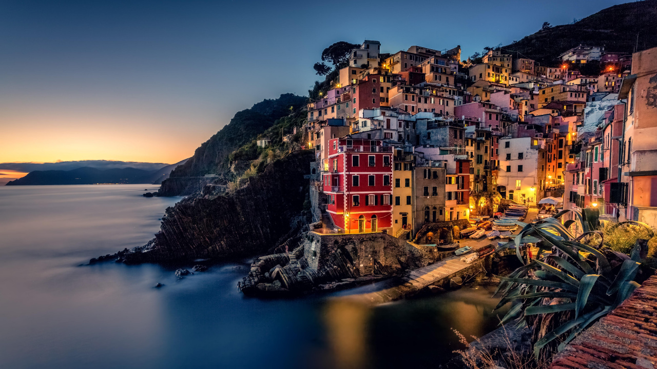 Edificio de Hormigón Blanco y Marrón Cerca Del Cuerpo de Agua Durante el Día. Wallpaper in 1280x720 Resolution