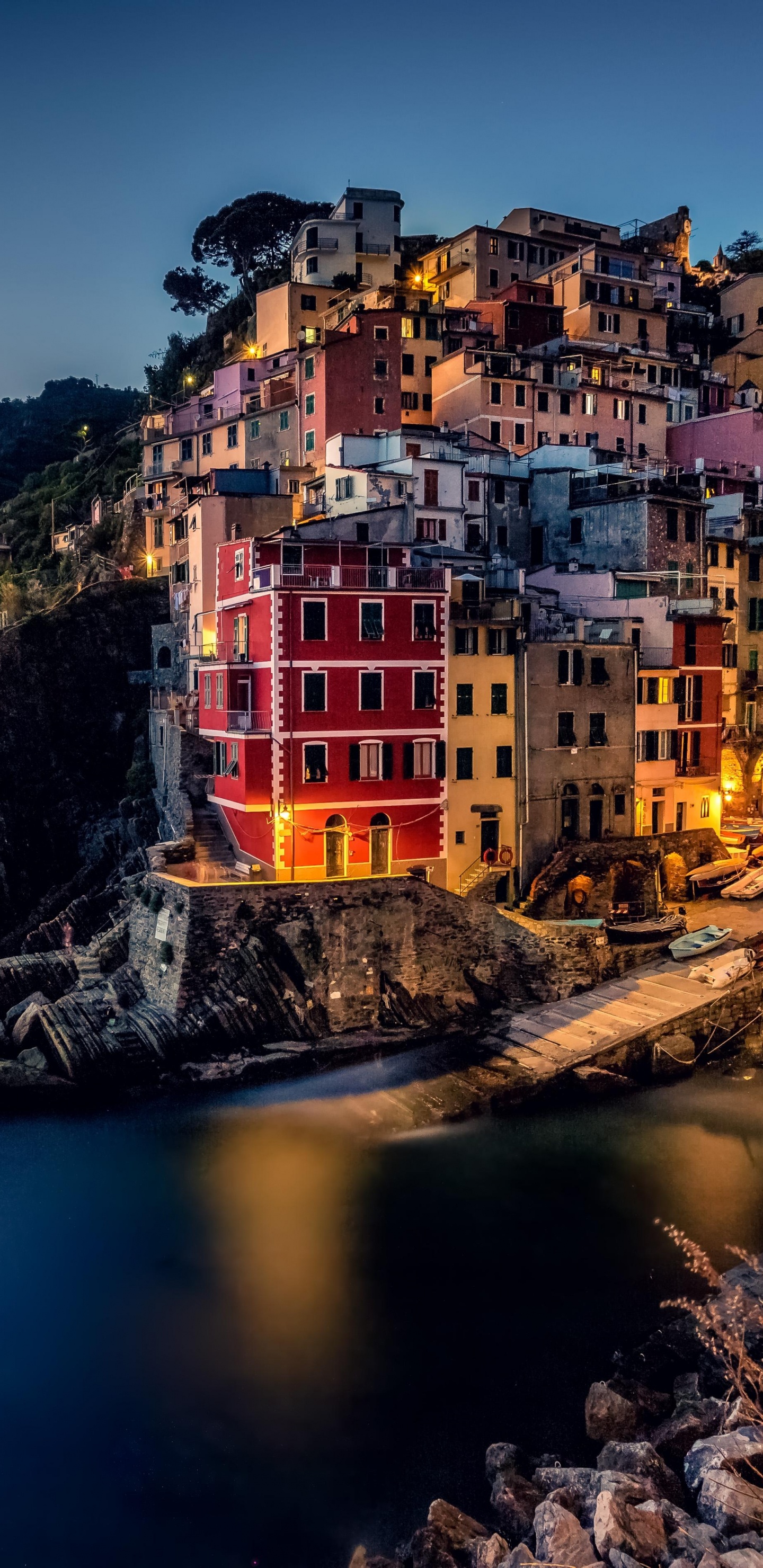 Edificio de Hormigón Blanco y Marrón Cerca Del Cuerpo de Agua Durante el Día. Wallpaper in 1440x2960 Resolution