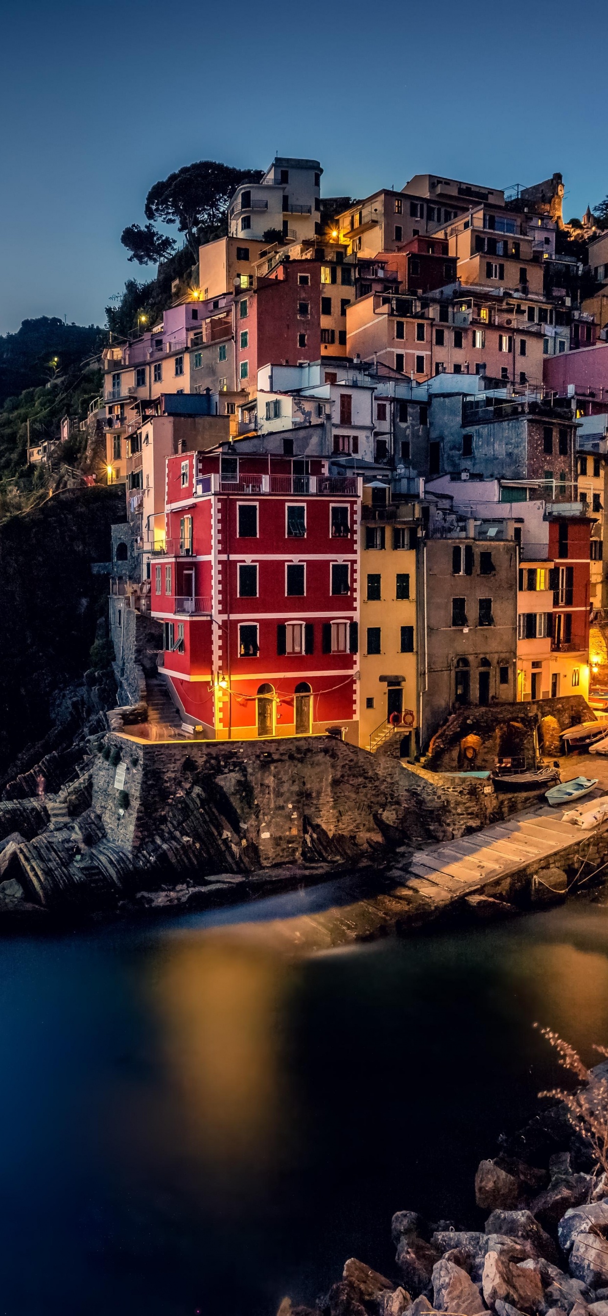 Bâtiment en Béton Blanc et Marron Près D'un Plan D'eau Pendant la Journée. Wallpaper in 1242x2688 Resolution