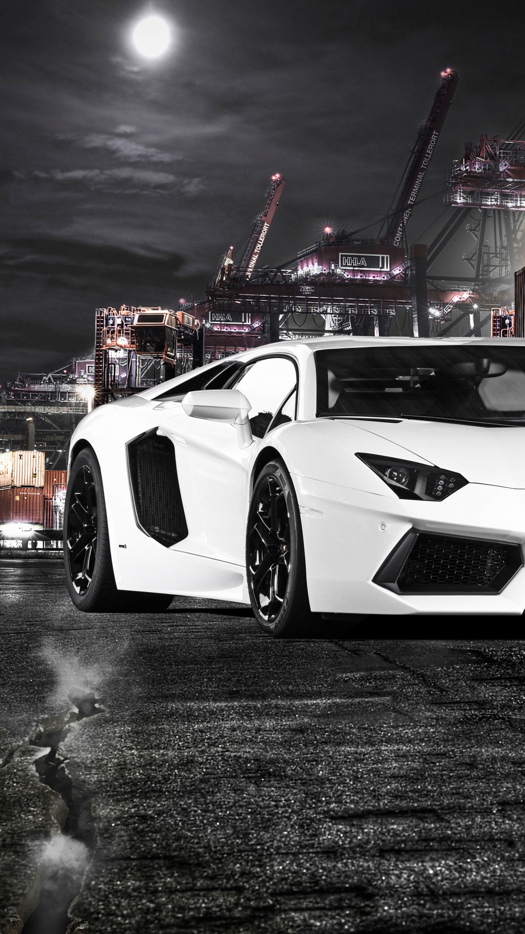 Weißer Porsche 911 Auf Einem Parkplatz Geparkt. Wallpaper in 1080x1920 Resolution