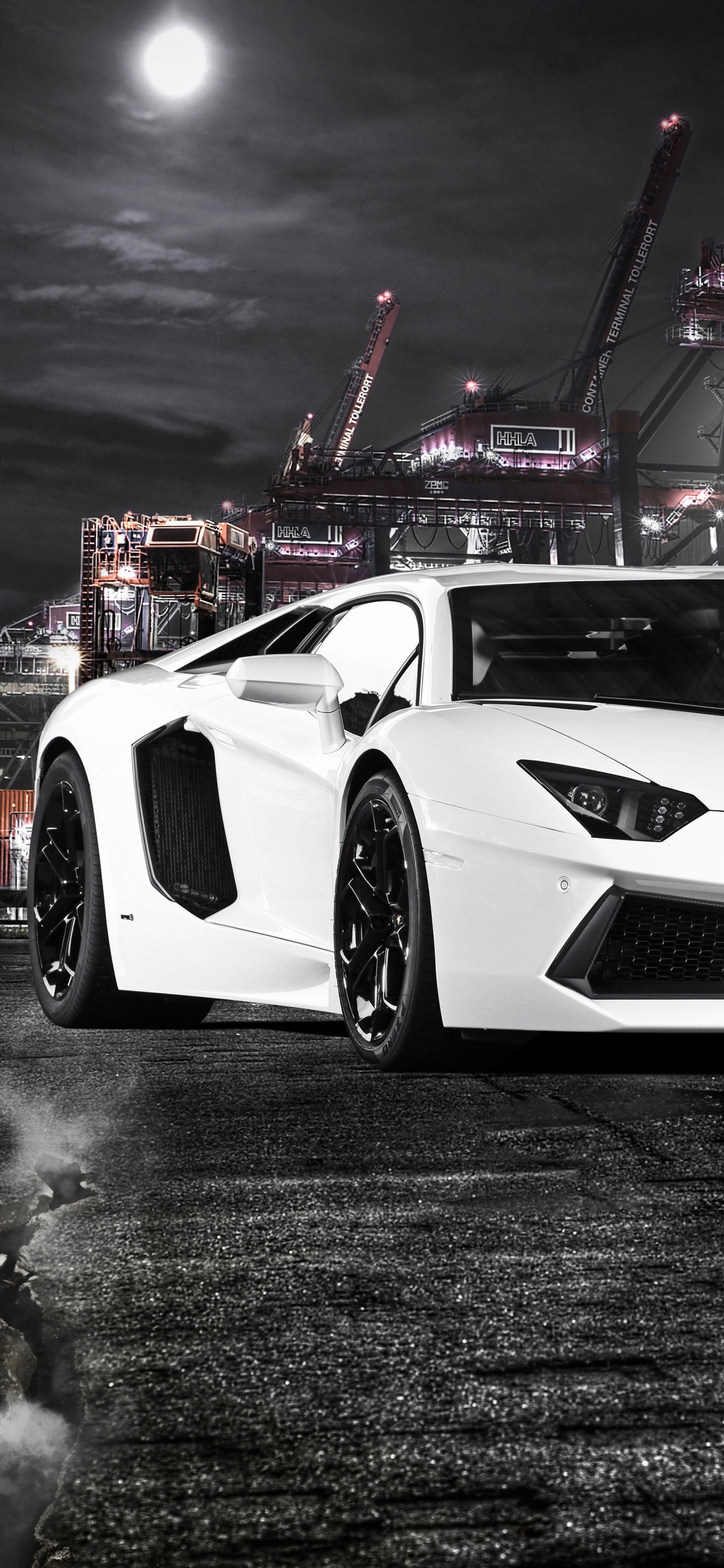 Weißer Porsche 911 Auf Einem Parkplatz Geparkt. Wallpaper in 1242x2688 Resolution