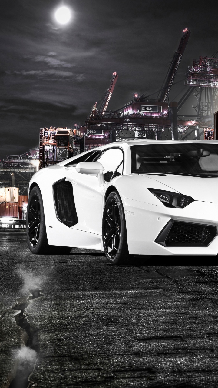 Weißer Porsche 911 Auf Einem Parkplatz Geparkt. Wallpaper in 720x1280 Resolution