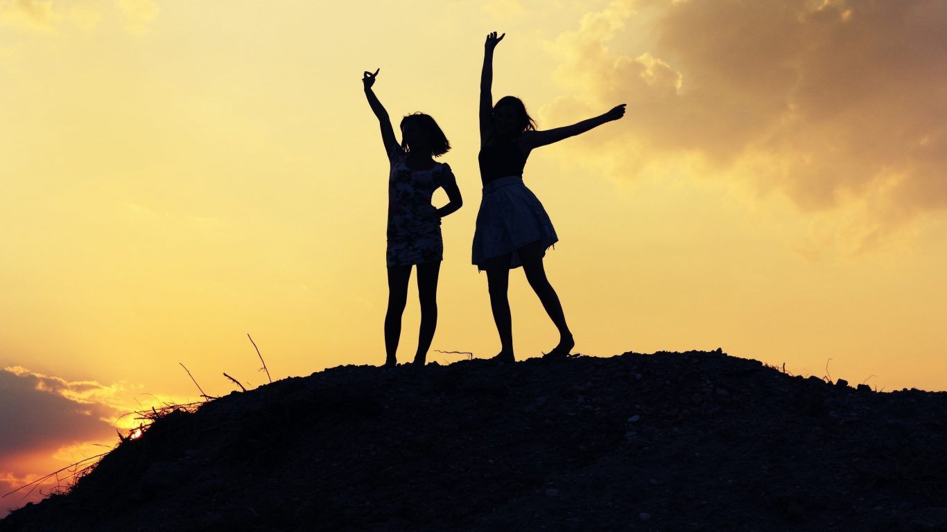 Silhouette de 2 Femmes Debout Sur le Sol Pendant le Coucher du Soleil. Wallpaper in 1366x768 Resolution