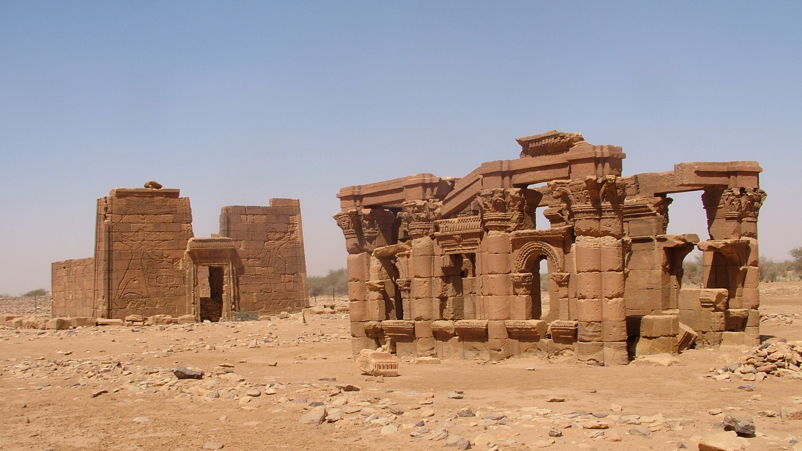 Braunes Betongebäude Unter Blauem Himmel Tagsüber. Wallpaper in 2560x1440 Resolution