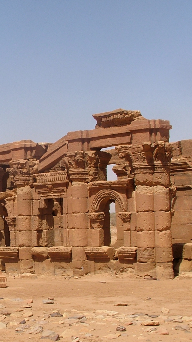 Braunes Betongebäude Unter Blauem Himmel Tagsüber. Wallpaper in 750x1334 Resolution