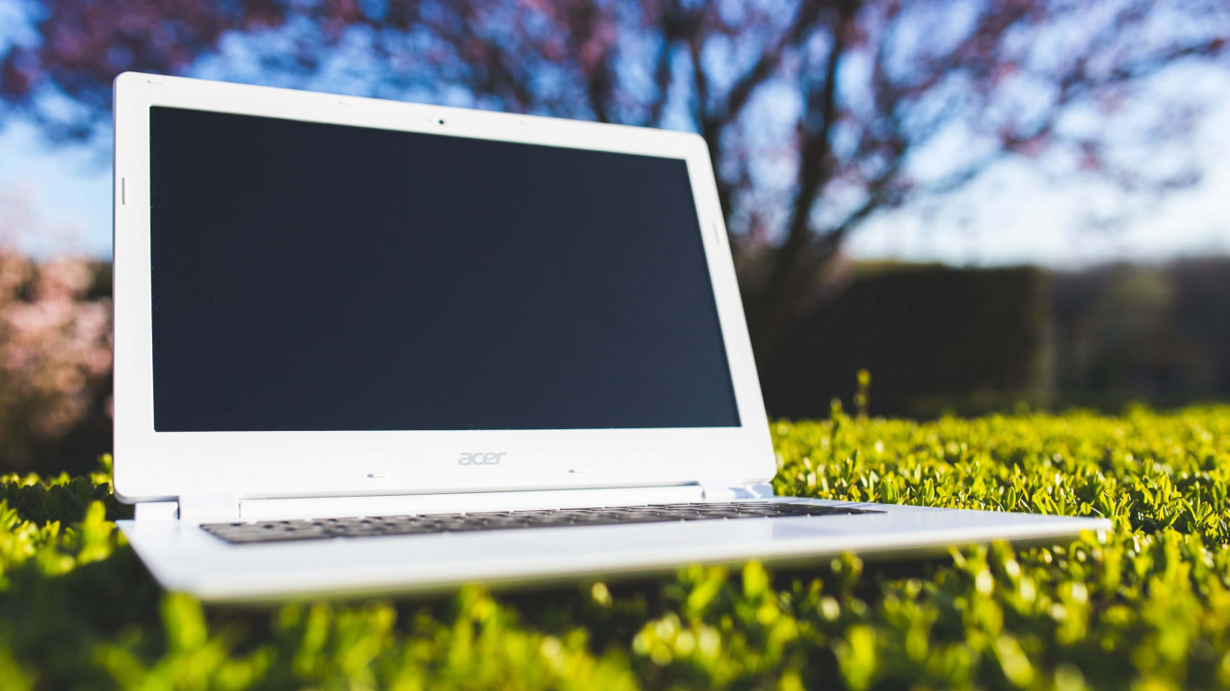 Weißer Acer-Laptop-Computer Auf Gelbem Blumenfeld. Wallpaper in 1366x768 Resolution