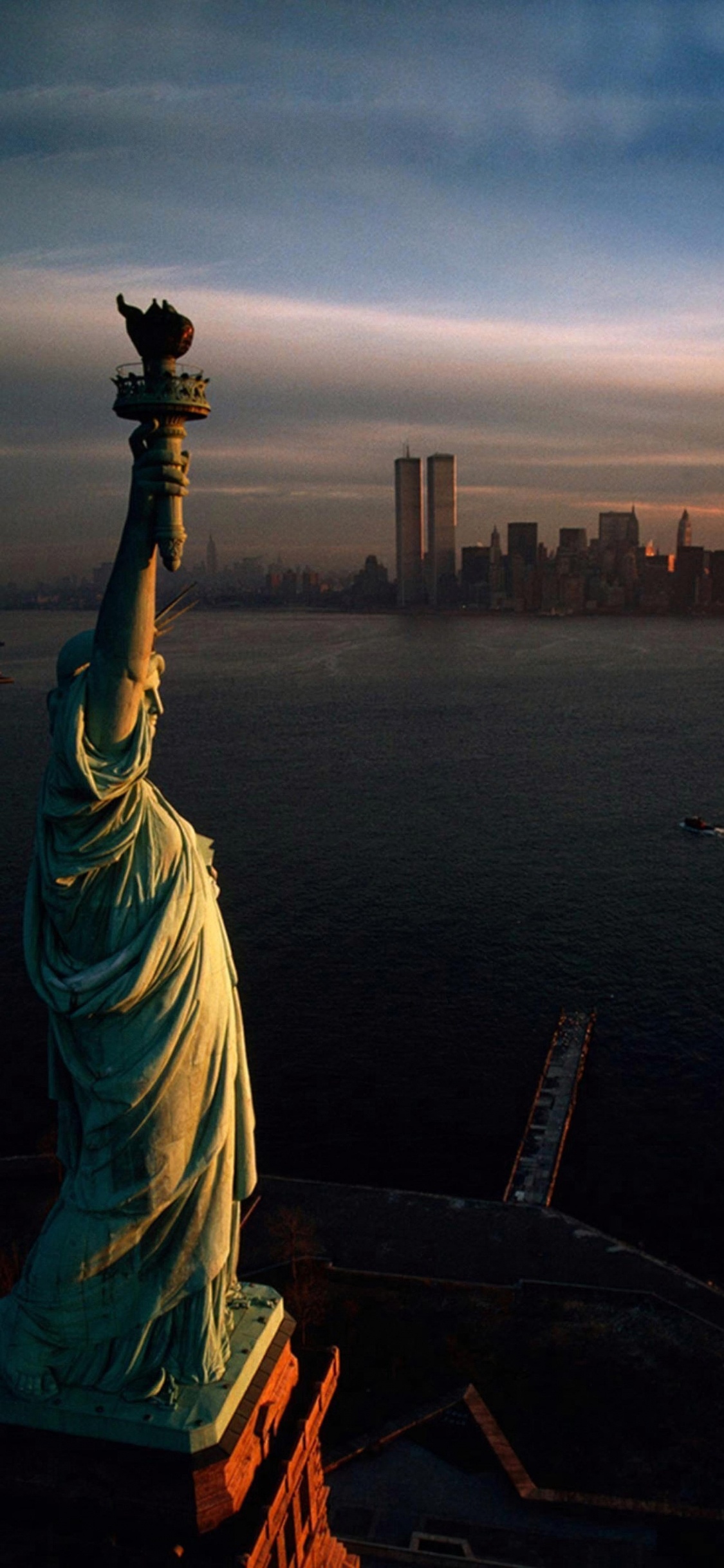 Estatua de la Libertad, Monumento Nacional Estatua de la Libertad, Agua, Edificio, Naturaleza. Wallpaper in 1125x2436 Resolution