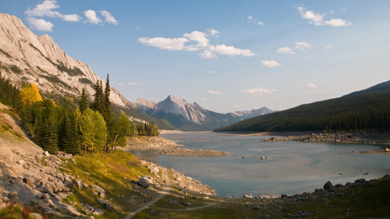 Green Trees Near Lake Under Blue Sky During Daytime. Wallpaper in 1366x768 Resolution