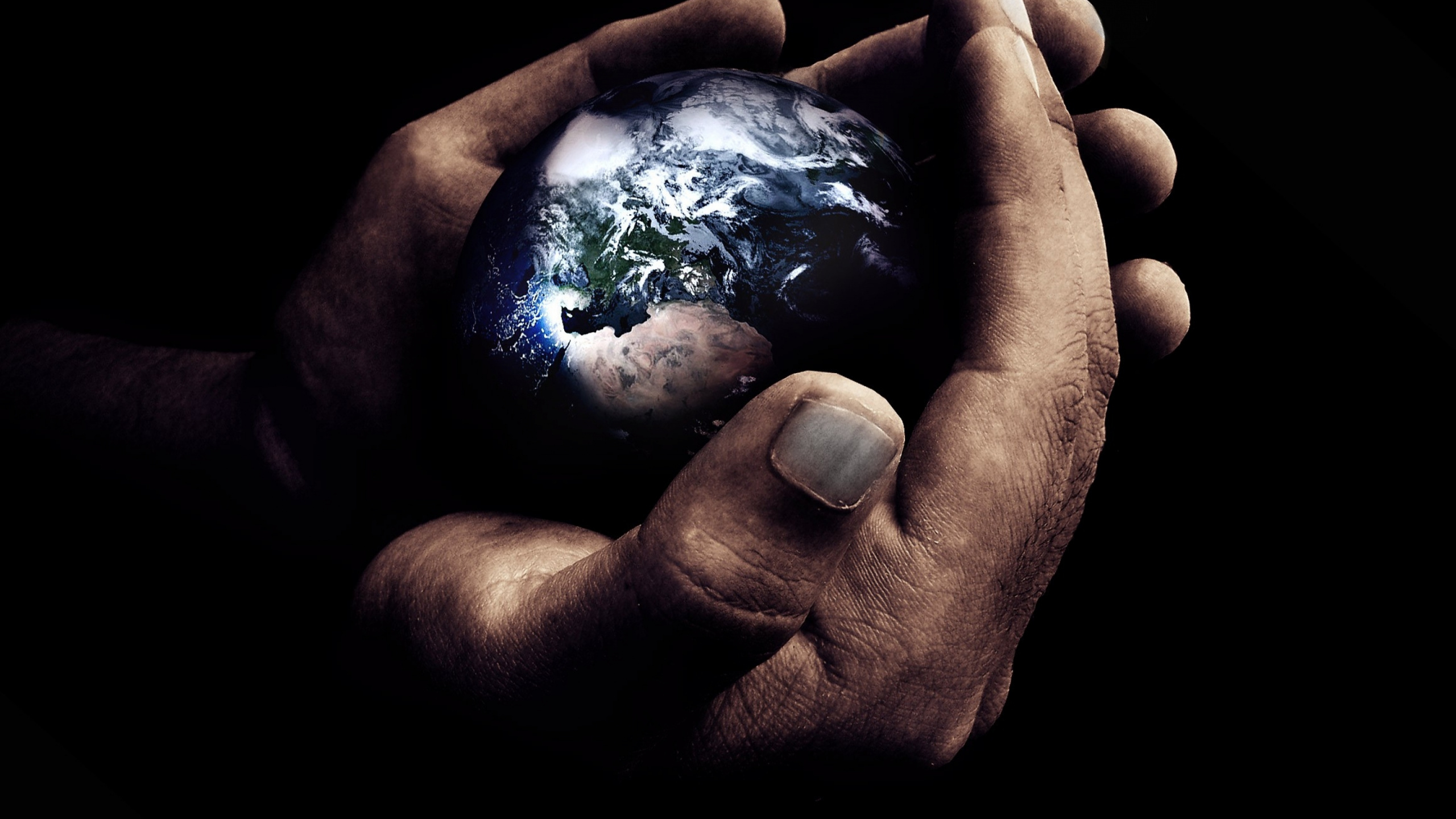 Personne Tenant Une Boule de Verre Transparent. Wallpaper in 2560x1440 Resolution