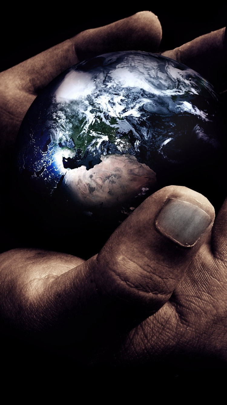 Personne Tenant Une Boule de Verre Transparent. Wallpaper in 750x1334 Resolution