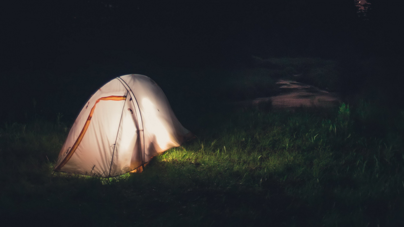 Carpa Blanca Bajo la Noche Estrellada. Wallpaper in 1366x768 Resolution