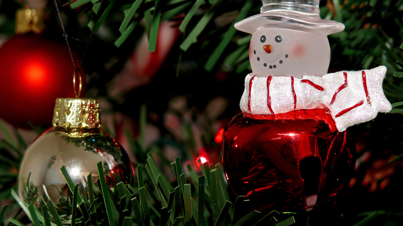 El Día De Navidad, Adorno de Navidad, Navidad, Decoración de la Navidad, Luces de Navidad. Wallpaper in 1366x768 Resolution