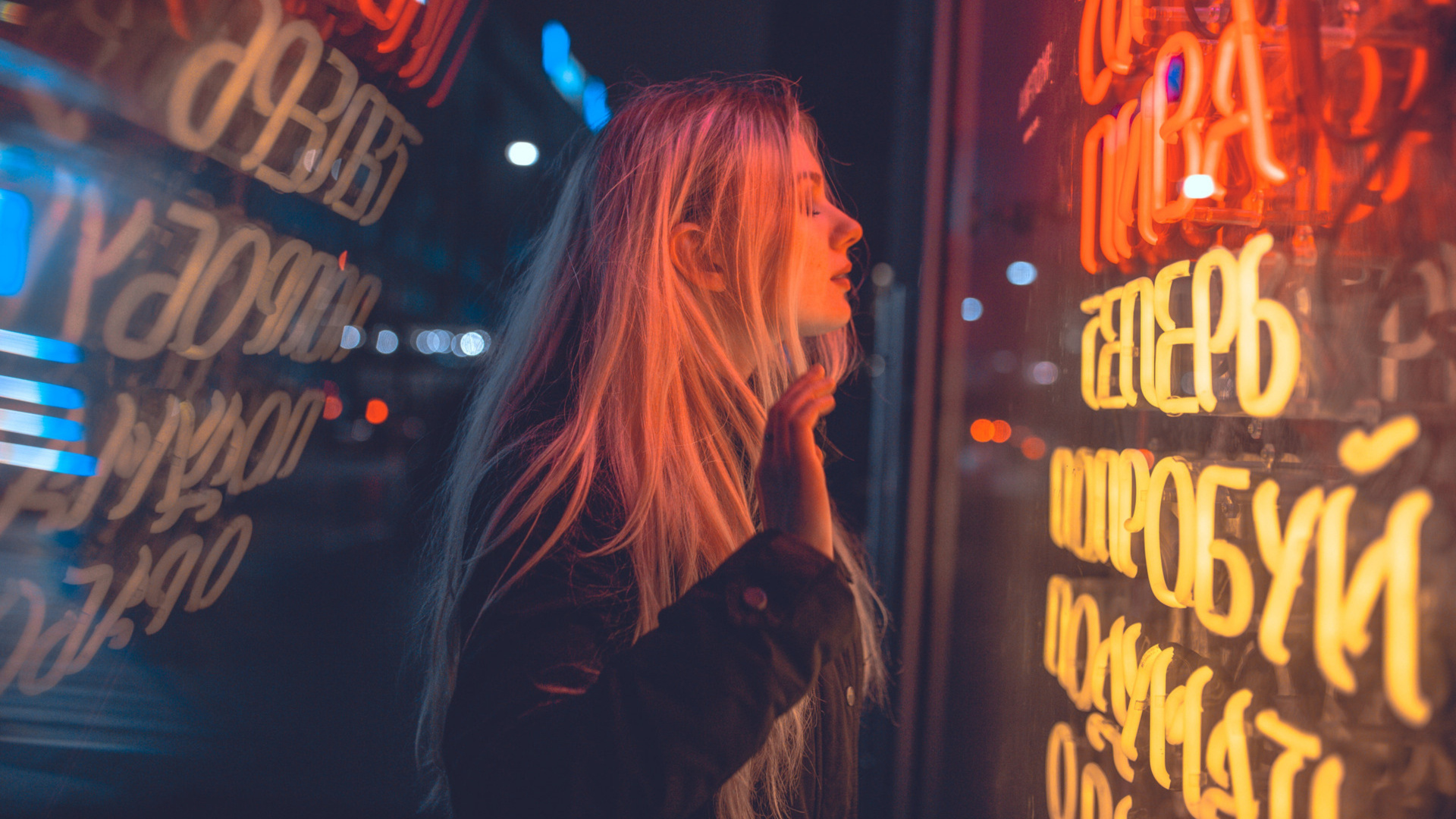 Frau im Schwarzen Langarmhemd, Die in Der Nähe Von Roten Und Gelben Neonlichtschildern Steht. Wallpaper in 1920x1080 Resolution