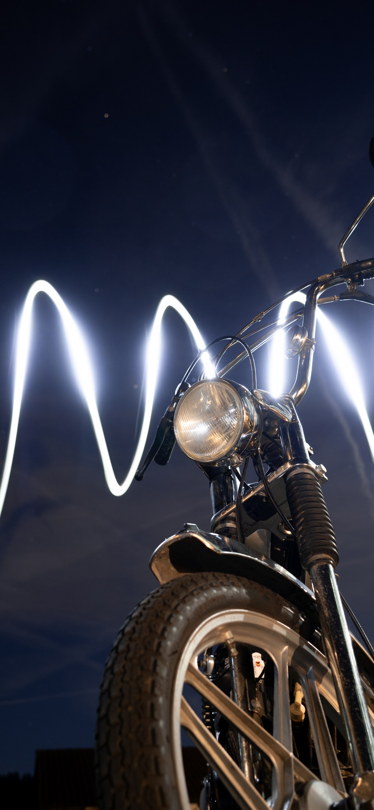 Moto Noir et Argent Avec Feux. Wallpaper in 1242x2688 Resolution