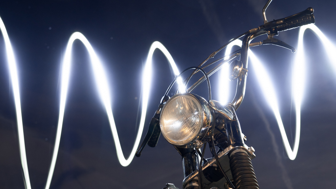 Moto Noir et Argent Avec Feux. Wallpaper in 1366x768 Resolution