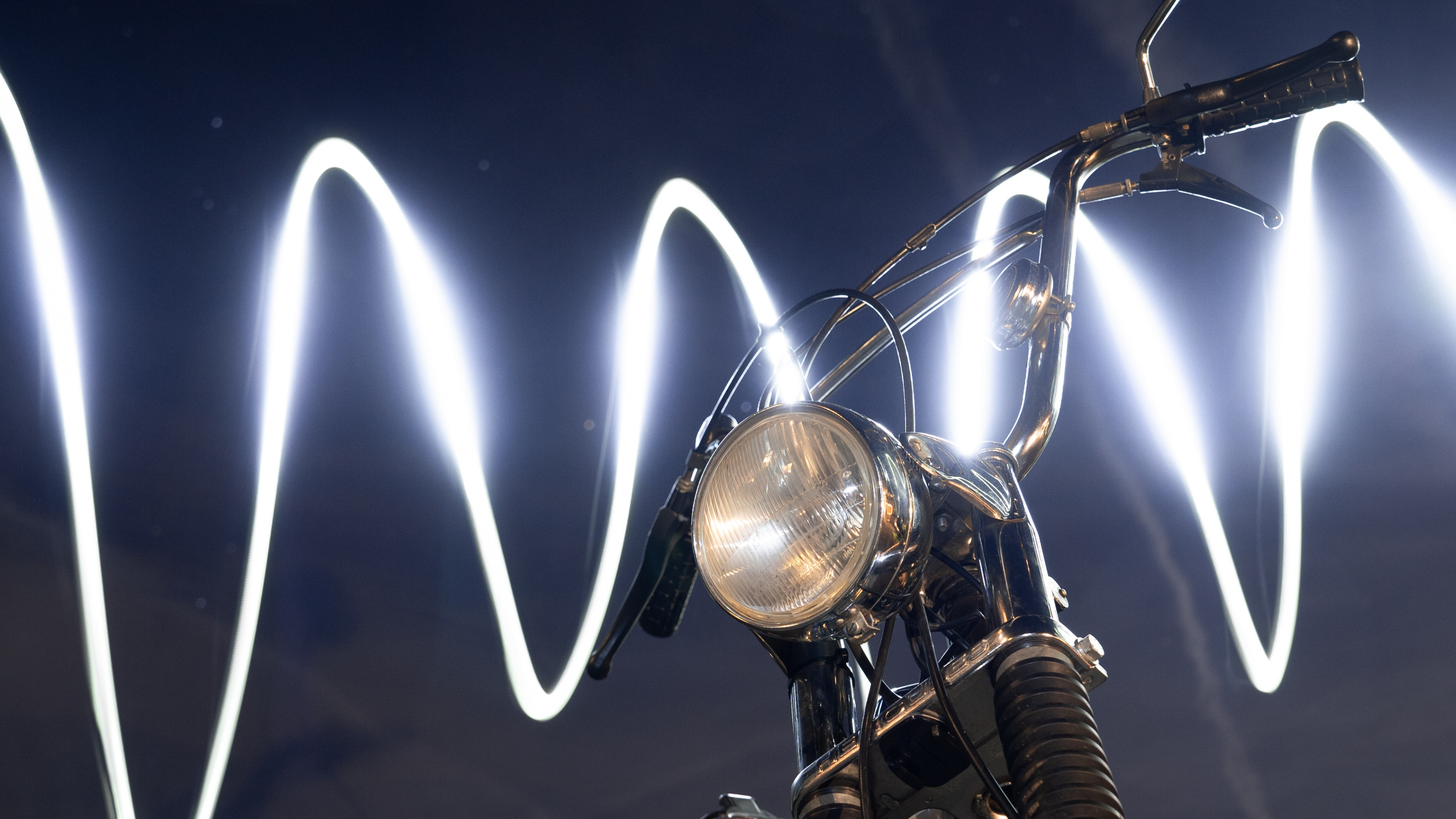 Moto Noir et Argent Avec Feux. Wallpaper in 3840x2160 Resolution