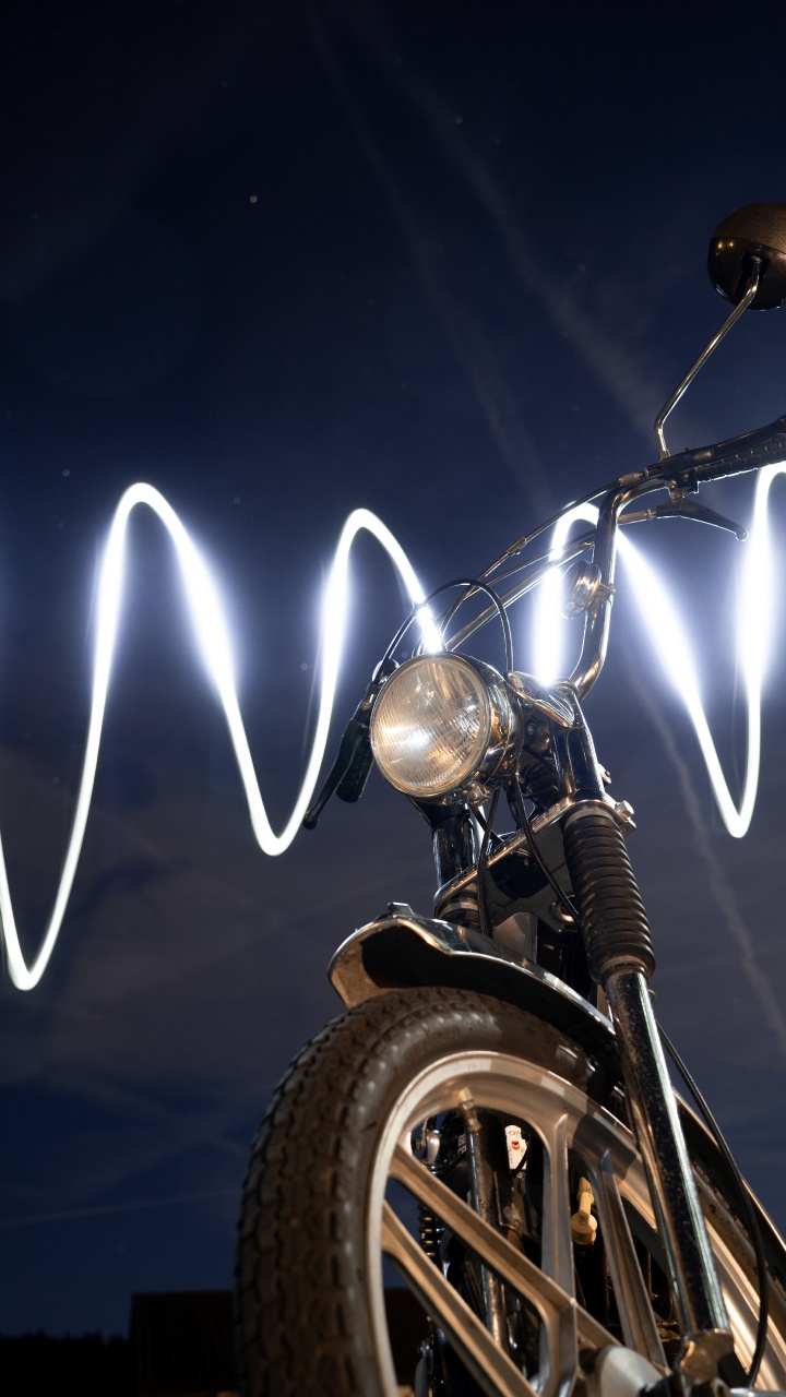 Motocicleta Negra y Plateada Con Luces. Wallpaper in 720x1280 Resolution