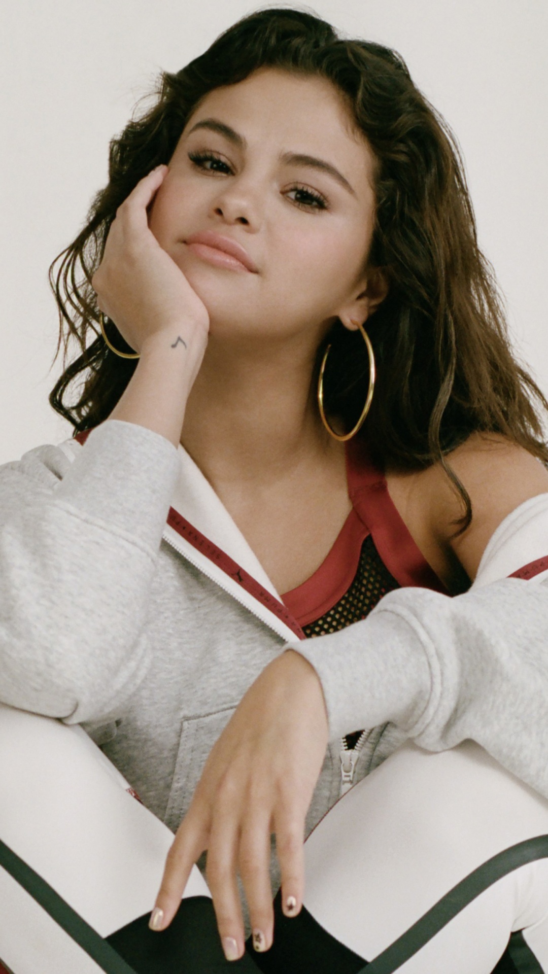 Selena Gomez, Zapatilla, Ropa Deportiva, Blanco, Belleza. Wallpaper in 1080x1920 Resolution