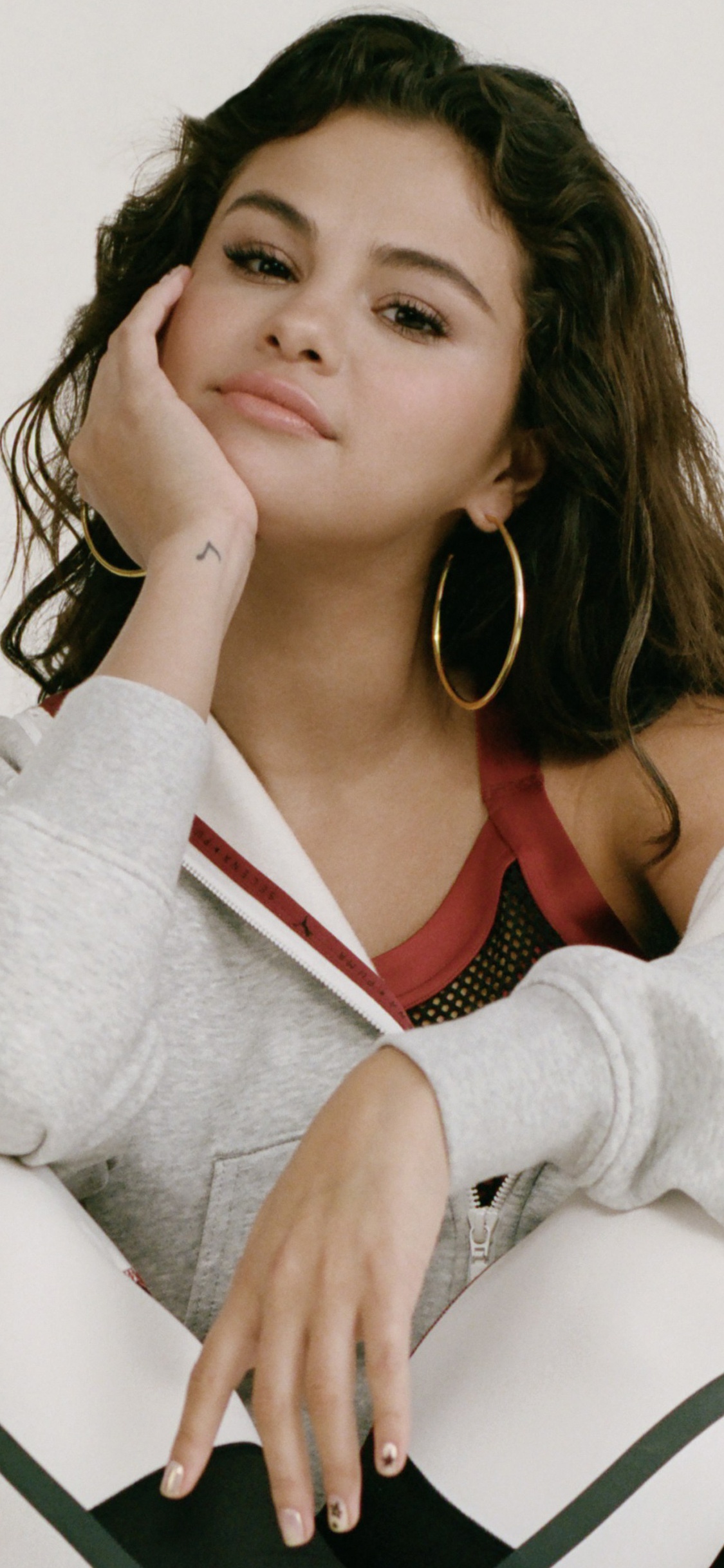 Selena Gomez, Puma, Turnschuh, Sportswear, Wei. Wallpaper in 1125x2436 Resolution