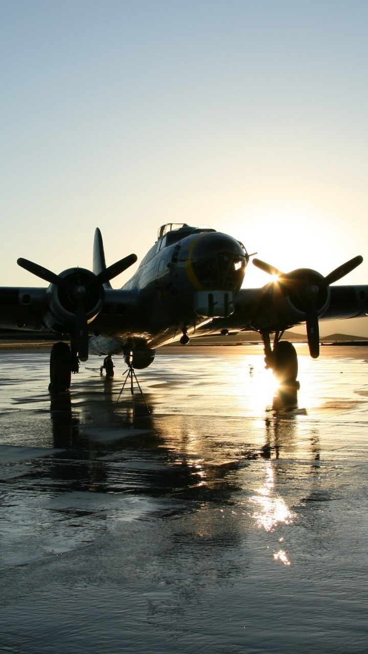 Avion de Chasse Noir Dans Les Airs Pendant la Journée. Wallpaper in 720x1280 Resolution