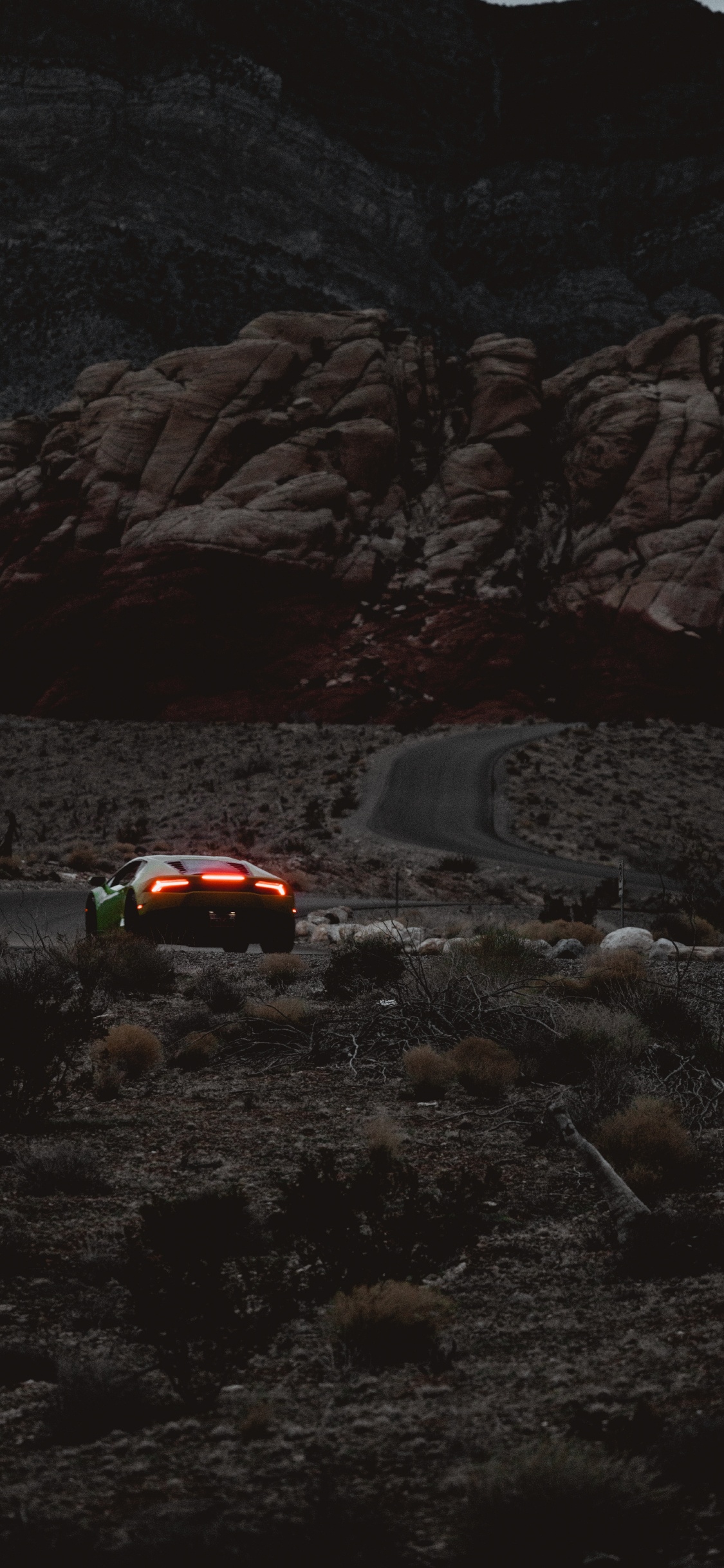 Rotes Auto Auf Der Straße in Der Nähe Von Rocky Mountain Tagsüber. Wallpaper in 1125x2436 Resolution