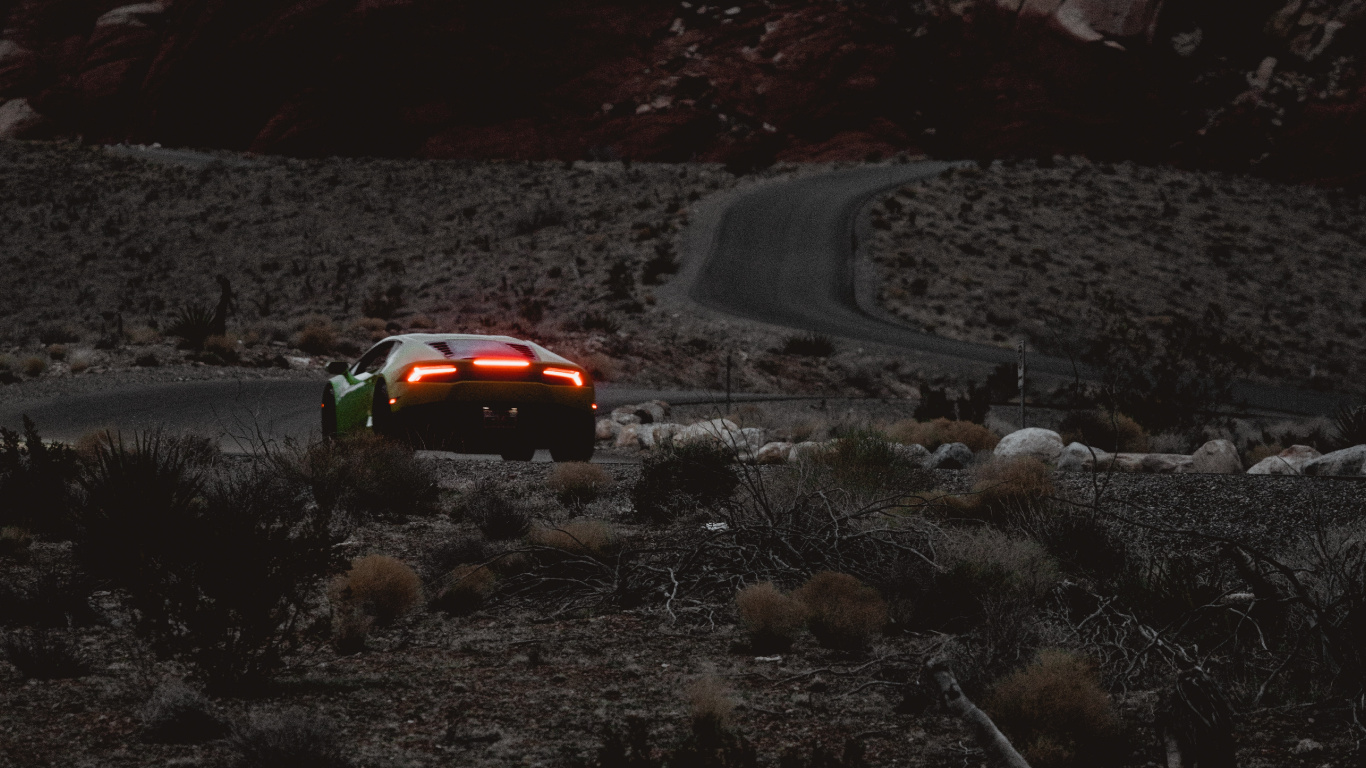 Rotes Auto Auf Der Straße in Der Nähe Von Rocky Mountain Tagsüber. Wallpaper in 1366x768 Resolution