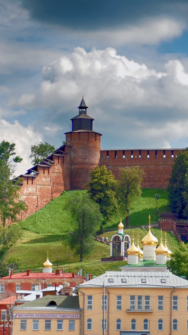 Bâtiment en Béton Brun et Blanc Sous Ciel Nuageux Pendant la Journée. Wallpaper in 720x1280 Resolution
