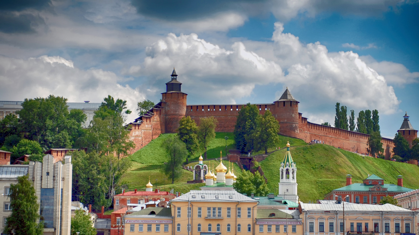 Braun-weißes Betongebäude Bei Bewölktem Himmel Tagsüber. Wallpaper in 1366x768 Resolution