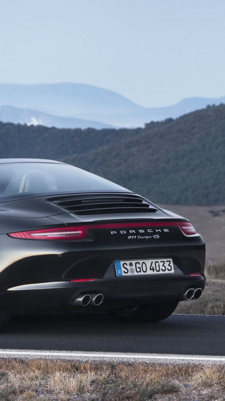 Mercedes Benz Coupé Noir Sur Route Asphaltée Grise Pendant la Journée. Wallpaper in 720x1280 Resolution