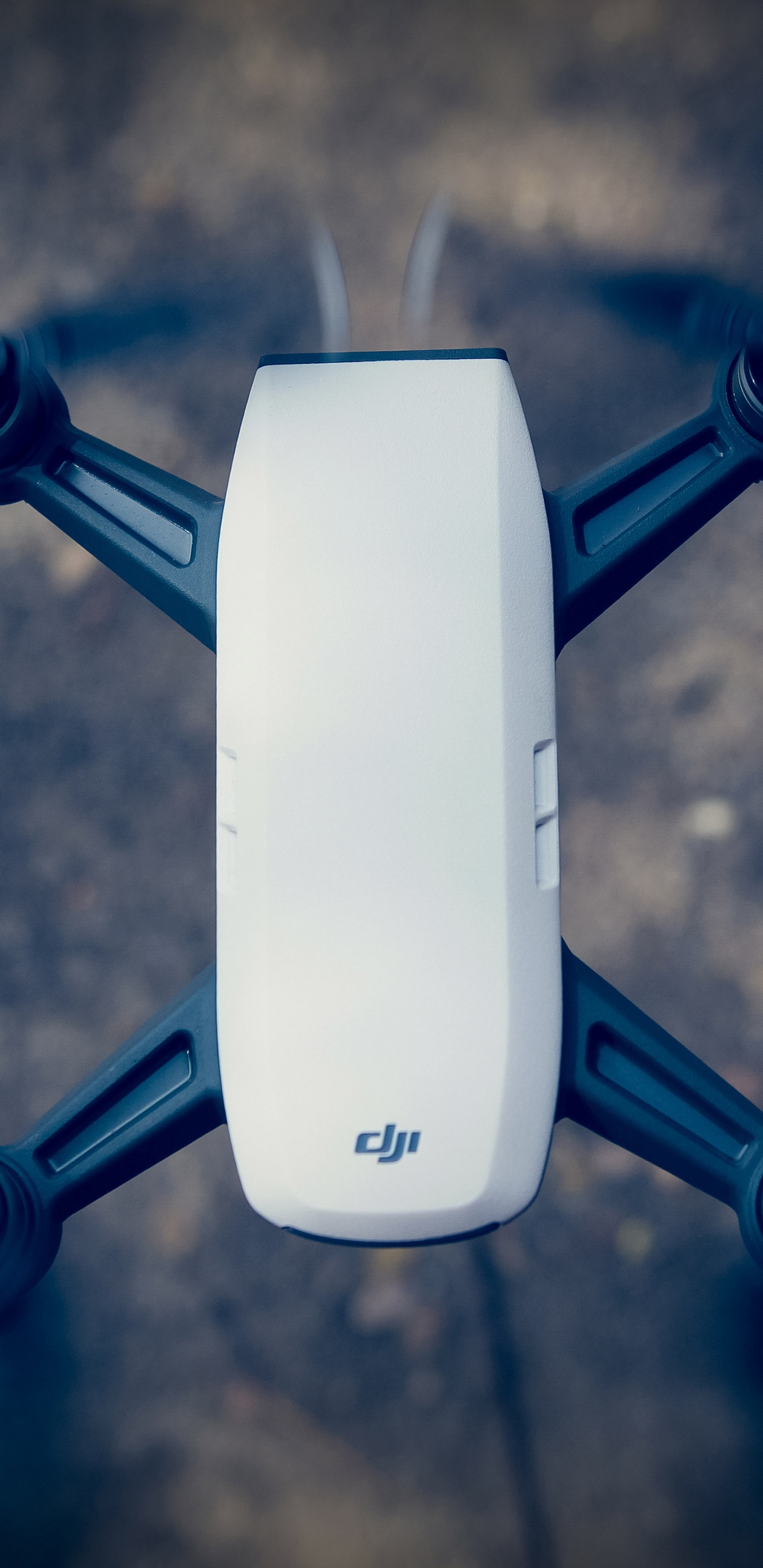 Telescopio Blanco y Gris Con Fondo de Cielo Azul y Blanco. Wallpaper in 1440x2960 Resolution