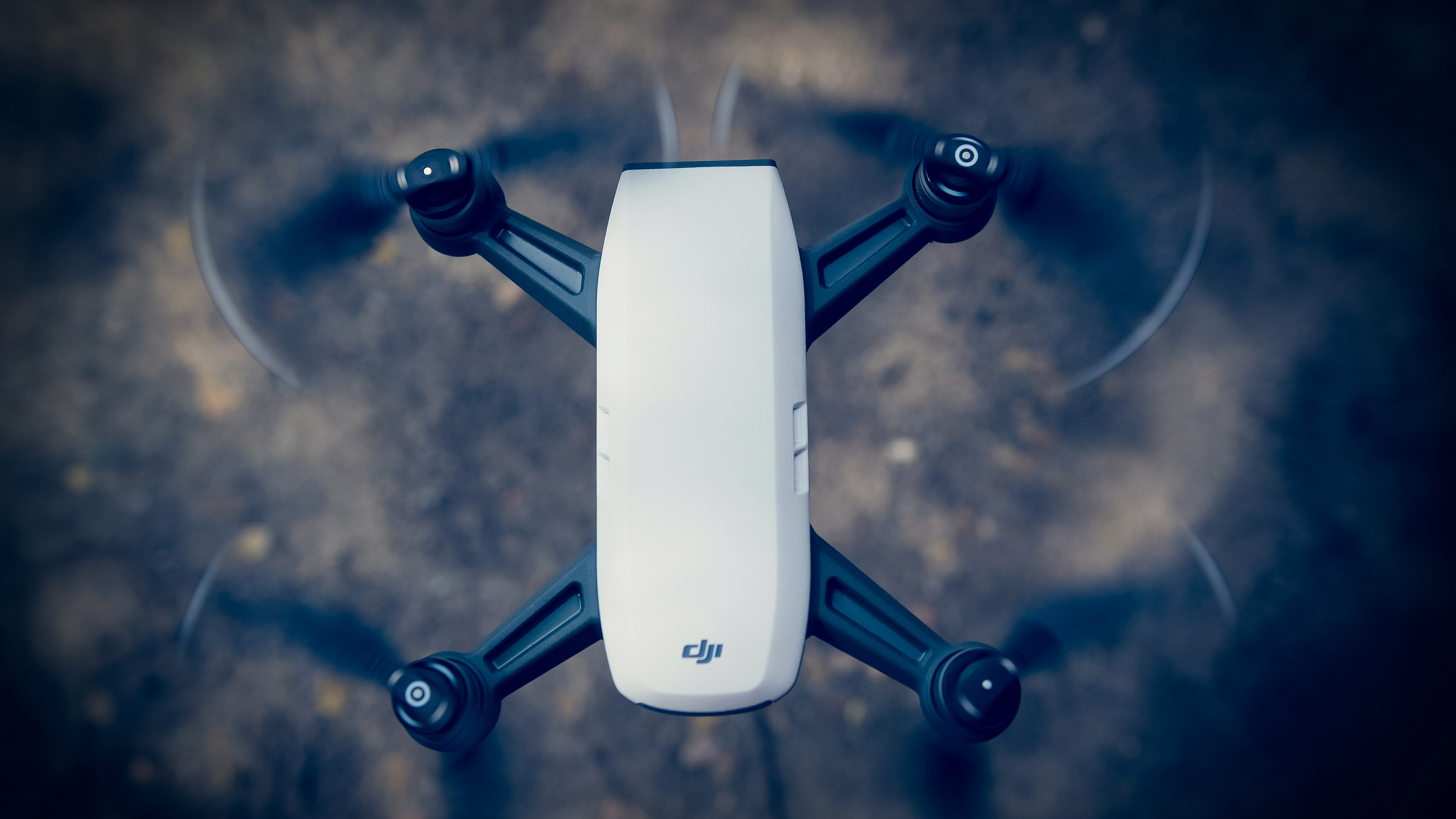 Weißes Und Graues Teleskop Mit Blauem Und Weißem Himmelshintergrund. Wallpaper in 3840x2160 Resolution