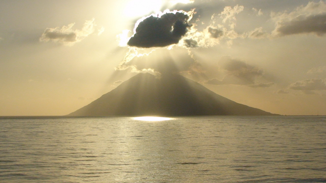 Nubes Blancas Sobre la Montaña. Wallpaper in 1366x768 Resolution