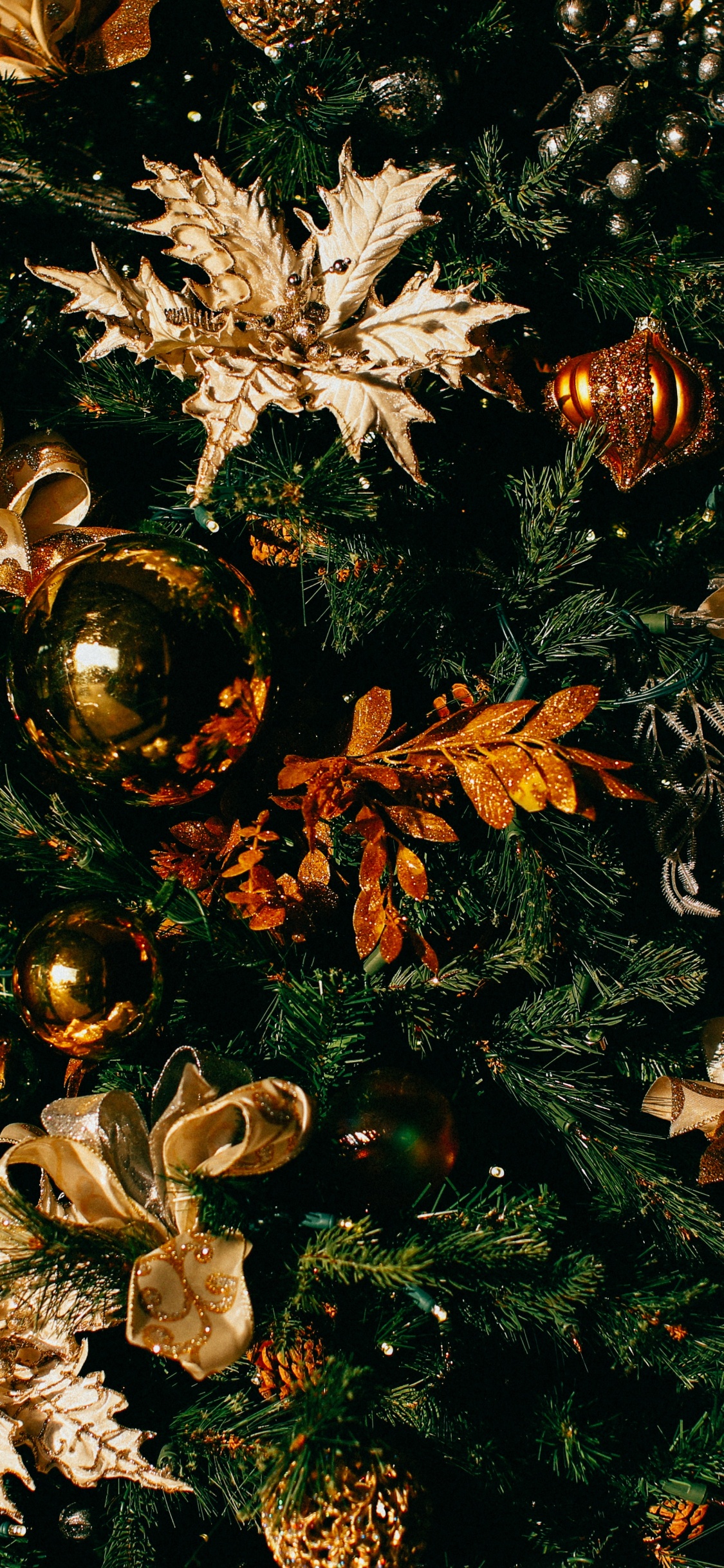 Weihnachten, Weihnachtsbaum, Weihnachtsdekoration, Weihnachtsbeleuchtung, Weihnachts-und Ferienzeit. Wallpaper in 1125x2436 Resolution