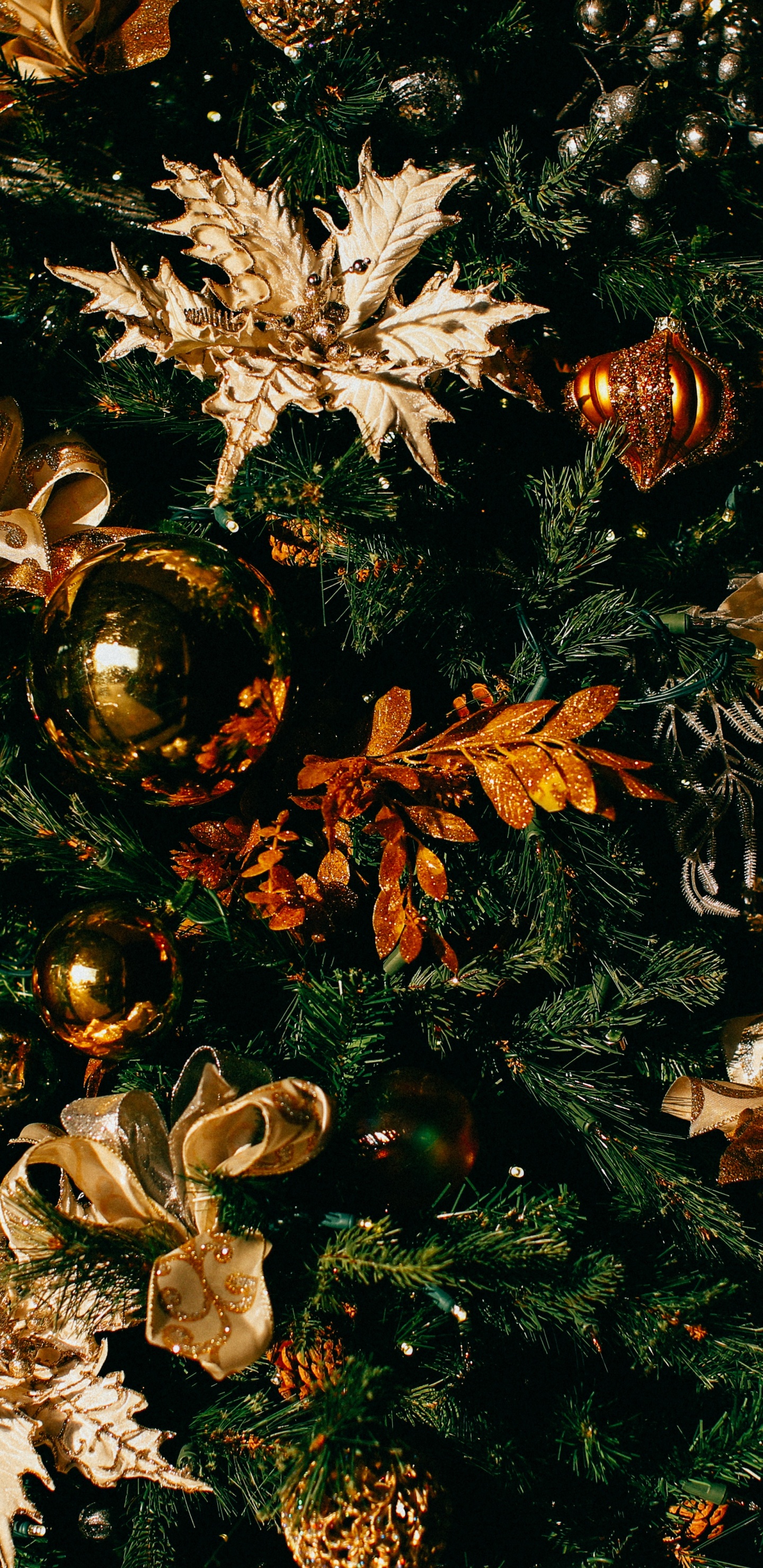 Weihnachten, Weihnachtsbaum, Weihnachtsdekoration, Weihnachtsbeleuchtung, Weihnachts-und Ferienzeit. Wallpaper in 1440x2960 Resolution