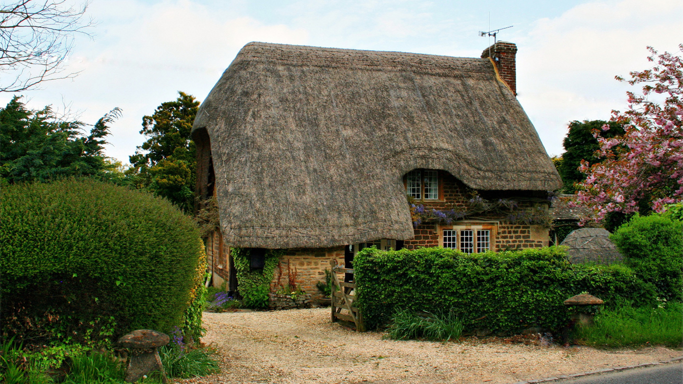 Braunes Holzhaus in Der Nähe Von Grünen Bäumen Unter Weißen Wolken Tagsüber. Wallpaper in 1366x768 Resolution