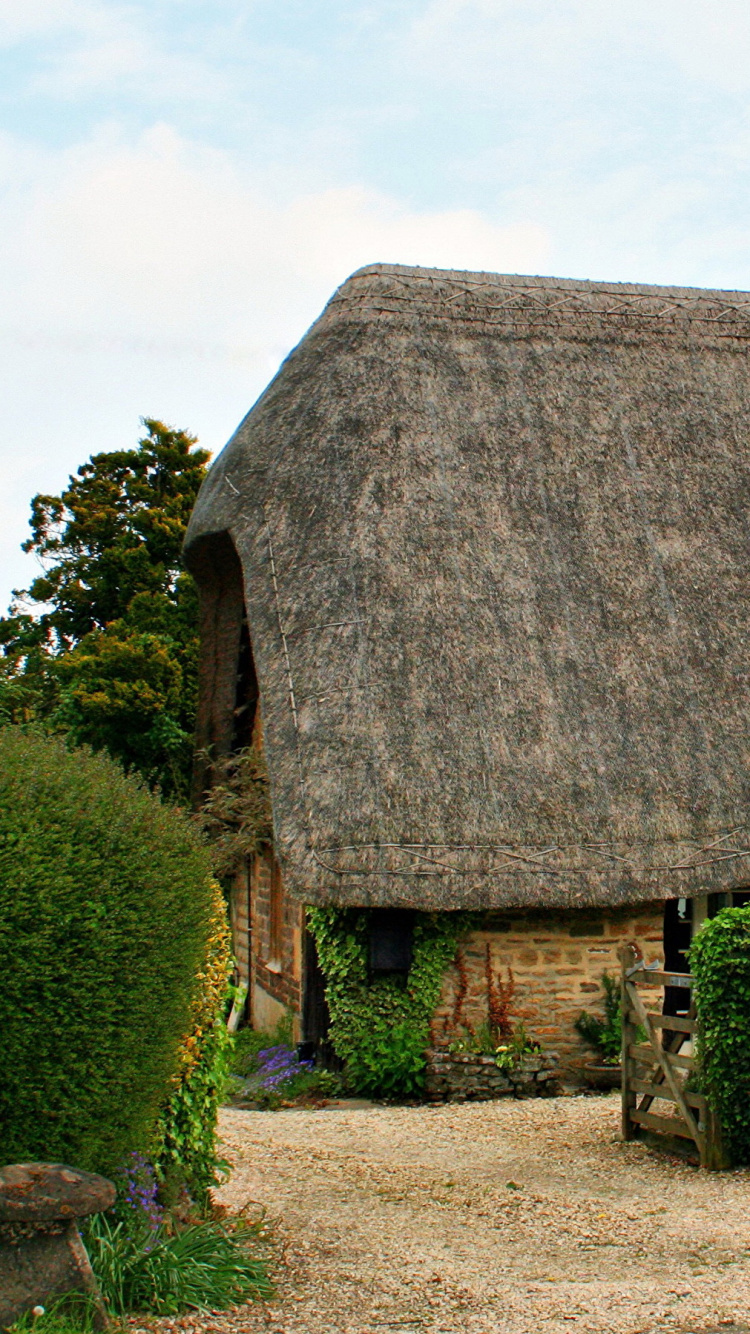 Braunes Holzhaus in Der Nähe Von Grünen Bäumen Unter Weißen Wolken Tagsüber. Wallpaper in 750x1334 Resolution