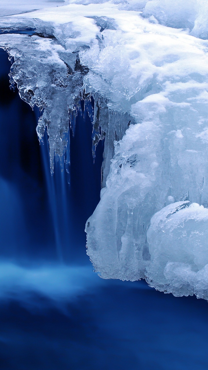 Ice Formation on Body of Water. Wallpaper in 720x1280 Resolution