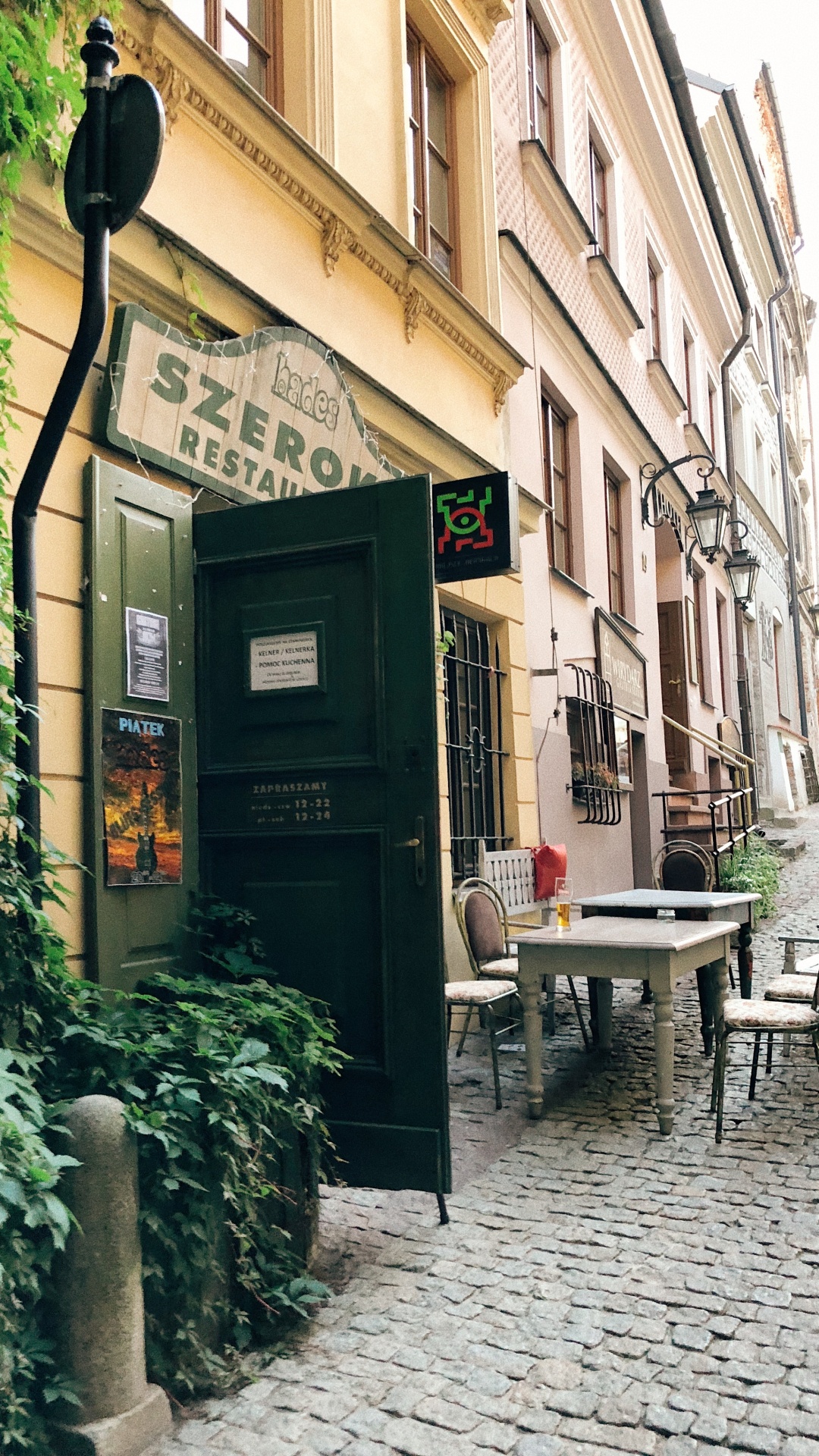 Gasse, Fenster, Nachbarschaft, Stadt, Street. Wallpaper in 1080x1920 Resolution