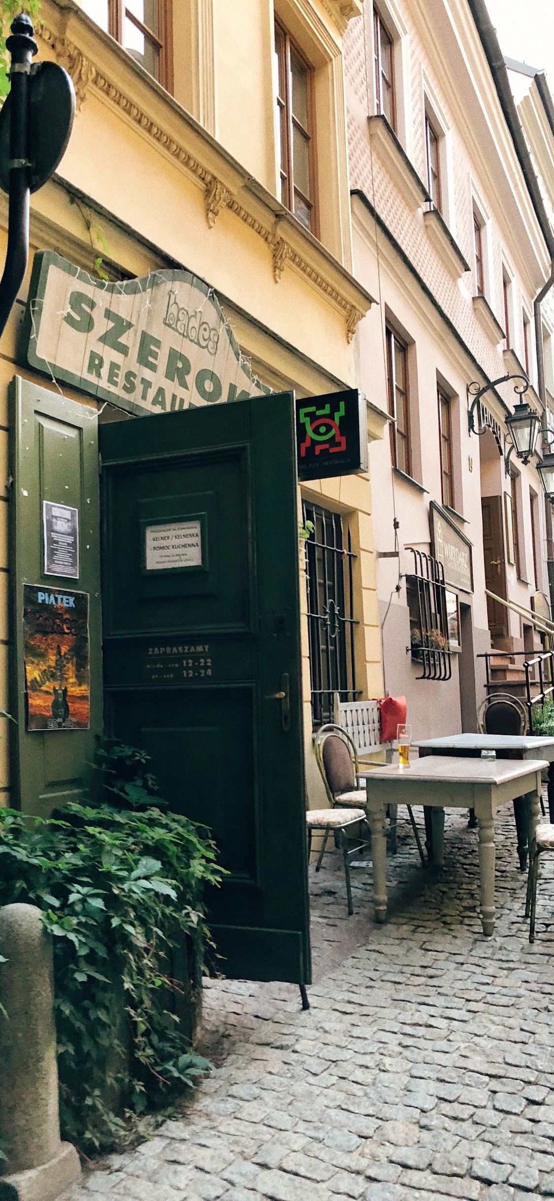 Gasse, Fenster, Nachbarschaft, Stadt, Street. Wallpaper in 1125x2436 Resolution